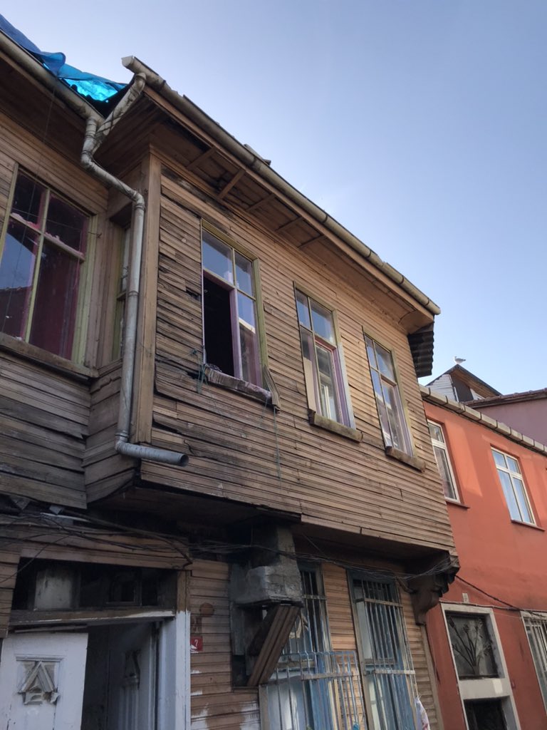 mimari lugat on twitter kemal sunal in dogup buyudugu ahsap ev fatih in kucukpazar semtinde bakimsiz bir halde zamana karsi direniyor https t co pbcozucxxr twitter