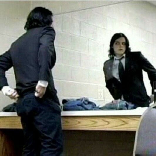 Photos of Gerard that have the same energy as Marilyn Monroe being photographed by women, a thread