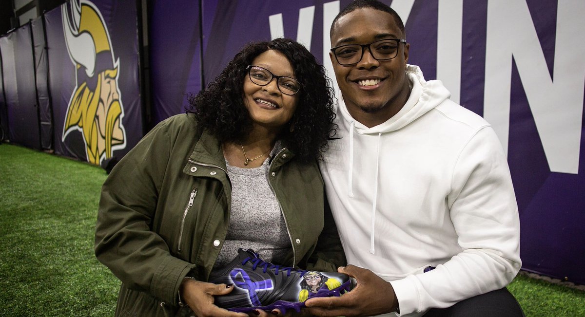 Eric_L_Smith's tweet photo. On Sunday, @cjham28 will honor his mother, Tina, who passed away in May after her battle with pancreatic cancer.

https://t.co/YvUXKEIwf0

A story about life, love and cherishing memories with those closest to us.

#Vikings #CrucialCatch https://t.co/xkxCsept4I