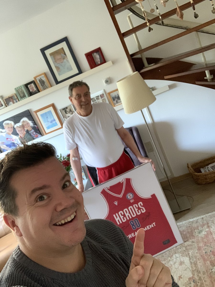 80 worstenbroodjes ✅
Bosje bloemen ✅
Ingelijst Heroes shirt ✅

Wanneer één van Neerlands grootste basketballiconen 80 kaarsjes uitblaast, rij je uiteraard (op 1,5m) even naar Schoorl! Gefeliciteerd Ton Boot 🙌