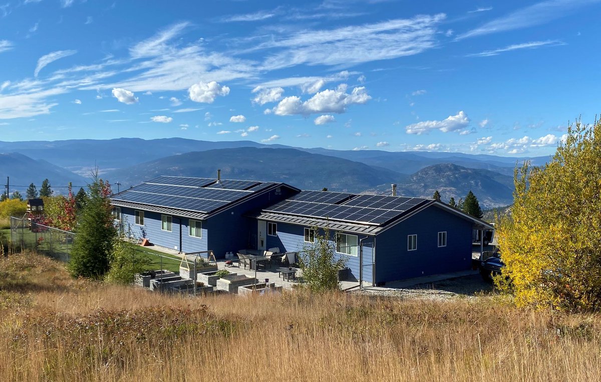 SkyFireEnergy's tweet photo. This 29.2 kW, yes that's right 29.2 kW solar array on this beautiful home at the tippy top of a mountain in Penticton is sitting pretty. This family was referred to us by their neighbor who also has a SkyFire solar PV system. #yyfsolar #bcsolar #neighbors #skyfire #referrals https://t.co/jAA1nsyXTN