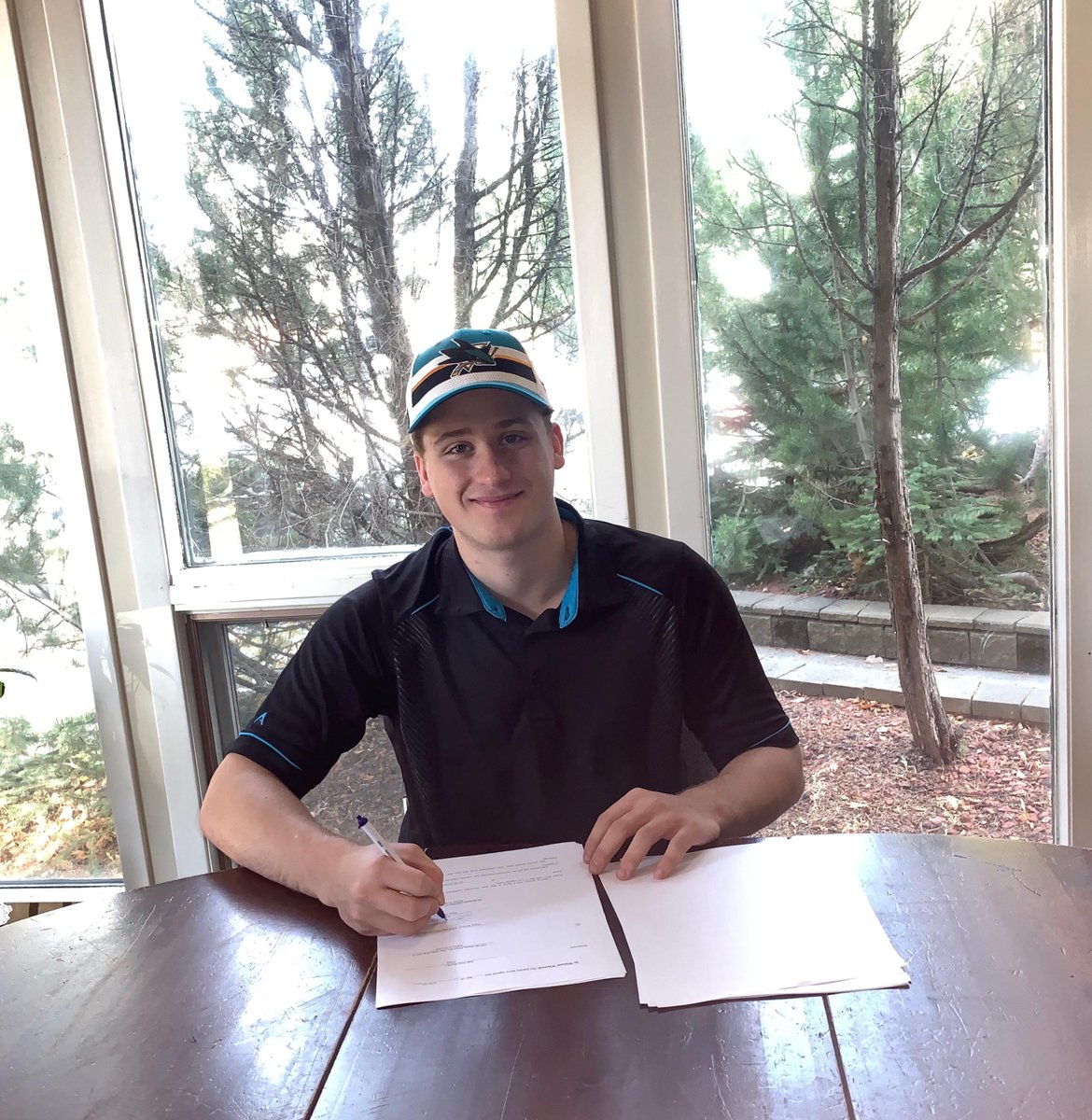 MAKING 👏 IT 👏 OFFICIAL

We have signed <a href="/ozzywiesblatt/">Ozzy wiesblatt</a> to a standard, entry-level contract!

🦈: bit.ly/2GX4eYY

<a href="/SAPSports/">SAP Sports & Entertainment</a> | #SJSharks