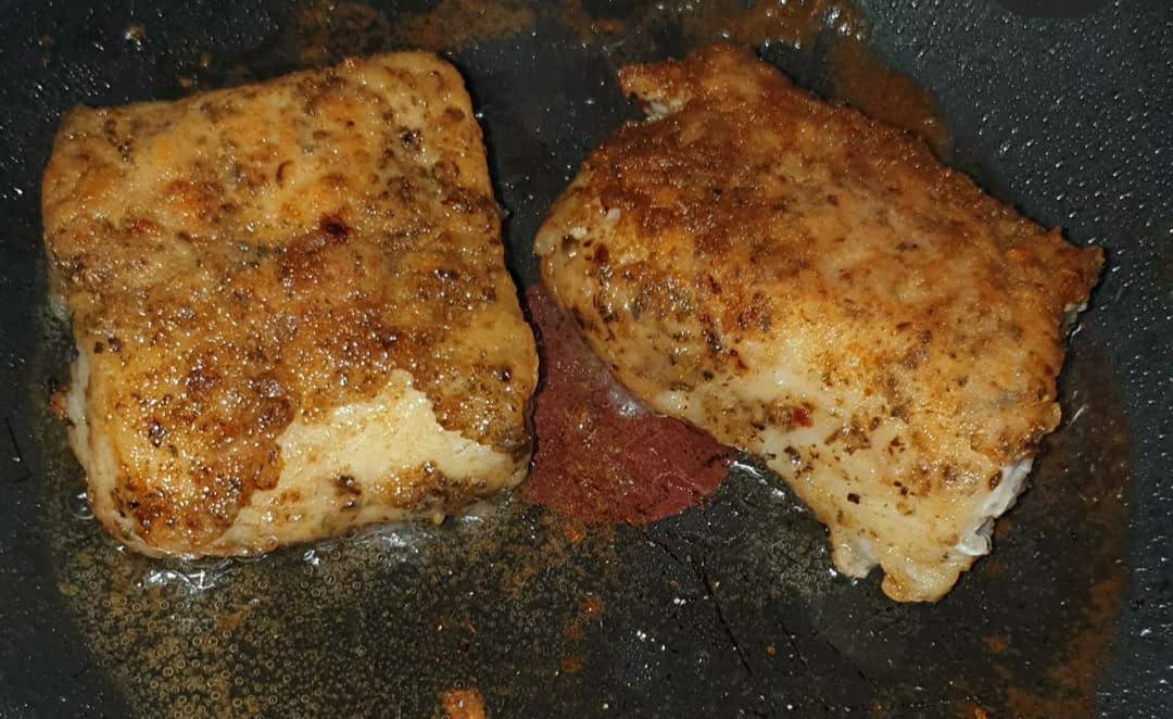 JustineCredLtd's tweet photo. #cod fillets are cheap and cheerful but a great option! Seasoned overnight and shallow fried with a light layer of flour... if your being healthy you can skip the frying and oven bake or grill.. just as tasty! #feeljustinecredible #fish #mealoptions #healthy #happy https://t.co/b7XHk9YlHk