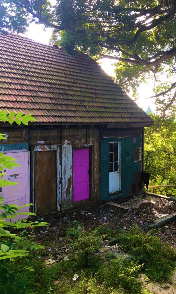 sen yoksun 
yeryüzünün en güzel şehirlerinden biri boşaldı 
içinden elini çektiğin bir eldiven gibi boşaldı 
söndü artık seni görmeyen aynalar nasıl sönerse                                                    Nazım Hikmet