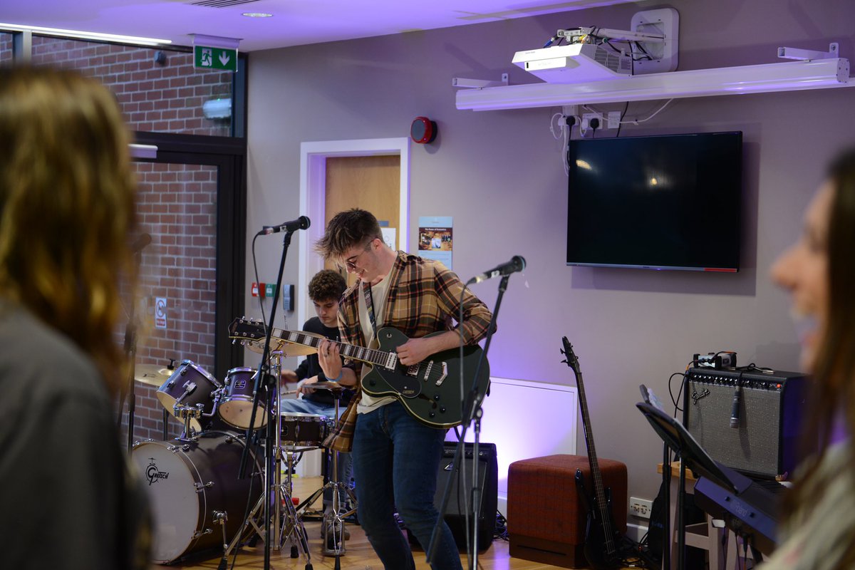 FramCollege's tweet image. Last night our Year 12 BTEC Music Performance pupils put on some fabulous performances in Paul’s Court for the whole of their year to enjoy and to celebrate a fantastic half term🎶 #music #teamwork #performance #musicaldiversity #thursdayvibes