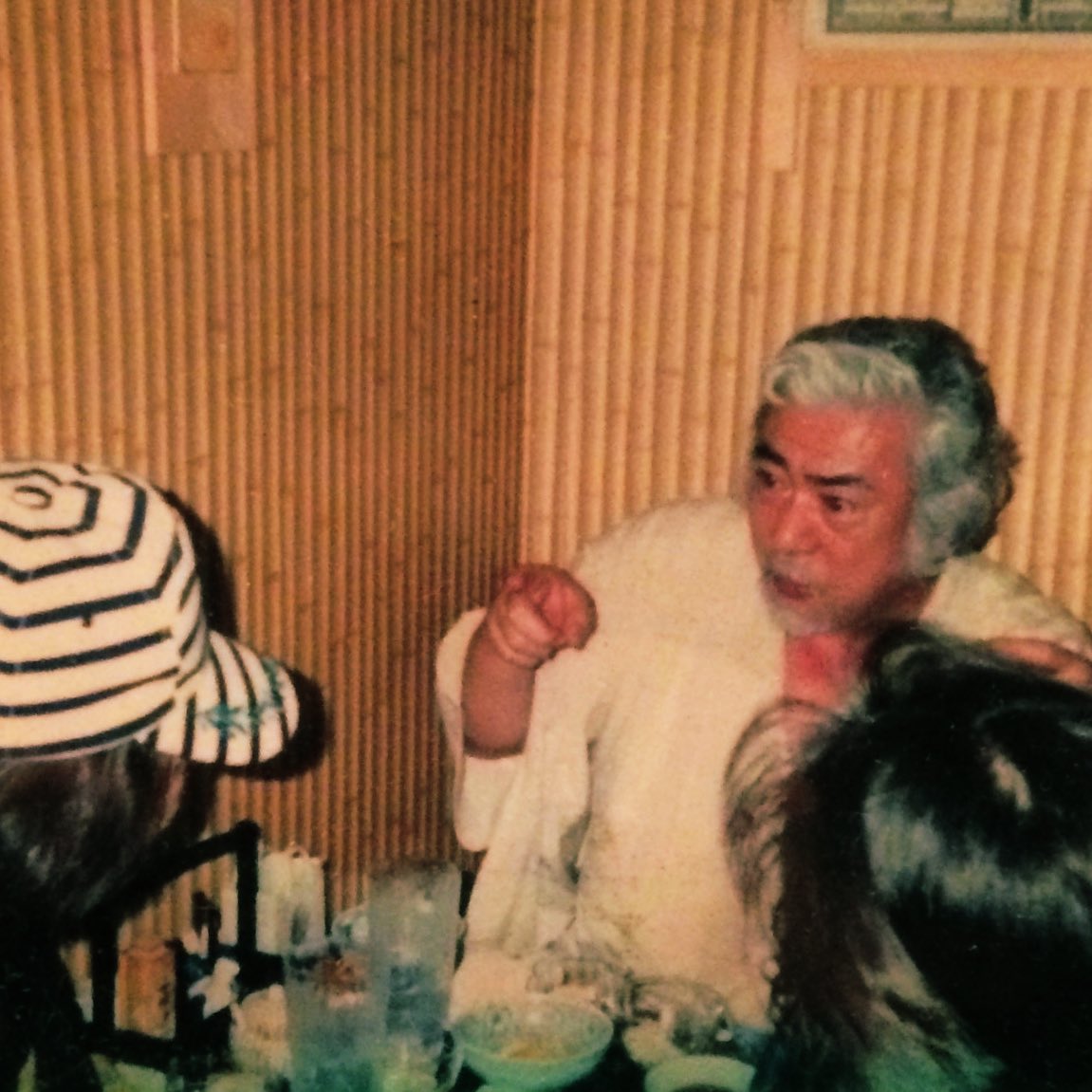 ボンクラ映画館 勝新太郎さんが稲葉浩志さんに兄 若山富三郎さんのテンガロンハットを贈った話は有名ですが 別の日に松本孝弘さんにもパナマ帽をプレゼント しかし同席していたエンジニアの方が似合っており その人の物に 代わりに息子の鴈龍さんが
