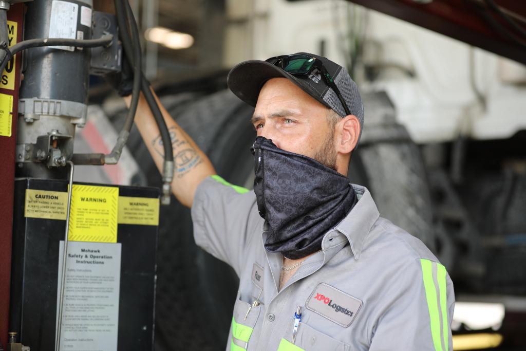 XPOLogistics's tweet photo. Our truckers rely on the many talented XPO mechanics to keep them #safe on the road. Thank you to our technicians all over the country, like Russ Huntington, for helping us move the world forward. #EverydayHeroes #ThankAMechanic https://t.co/kI6s86jSOY