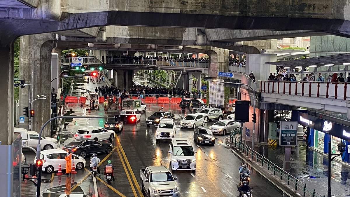 Now that I am home, here are some of my coverage of today’s pro-democracy rally and the crackdown on peaceful protestors that may or may not have been use by  @ThaiEnquirer. First is when I arrived and learnt that they have moved the protest site.  #16ตุลาไปแยกปทุมวัน  #ม็อบ16ตุลา