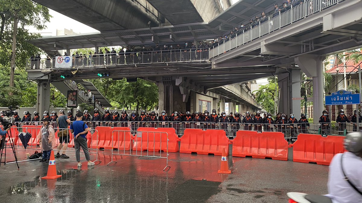 Now that I am home, here are some of my coverage of today’s pro-democracy rally and the crackdown on peaceful protestors that may or may not have been use by  @ThaiEnquirer. First is when I arrived and learnt that they have moved the protest site.  #16ตุลาไปแยกปทุมวัน  #ม็อบ16ตุลา