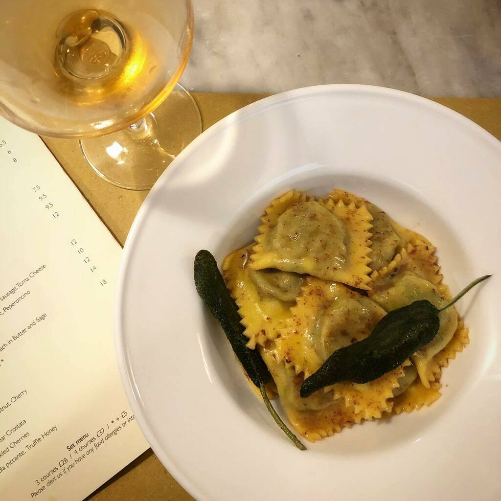 Does anyone else think agnolotti would make brilliant pillows for Borrowers? 📸: the signature agnolotti cavour from <a href="/burroesalvialdn/">Burro e Salvia</a>. Delightful lunch date: <a href="/paulfrmthenorth/">Paul Simpson</a> instagr.am/p/CGaQdhBH9S-/