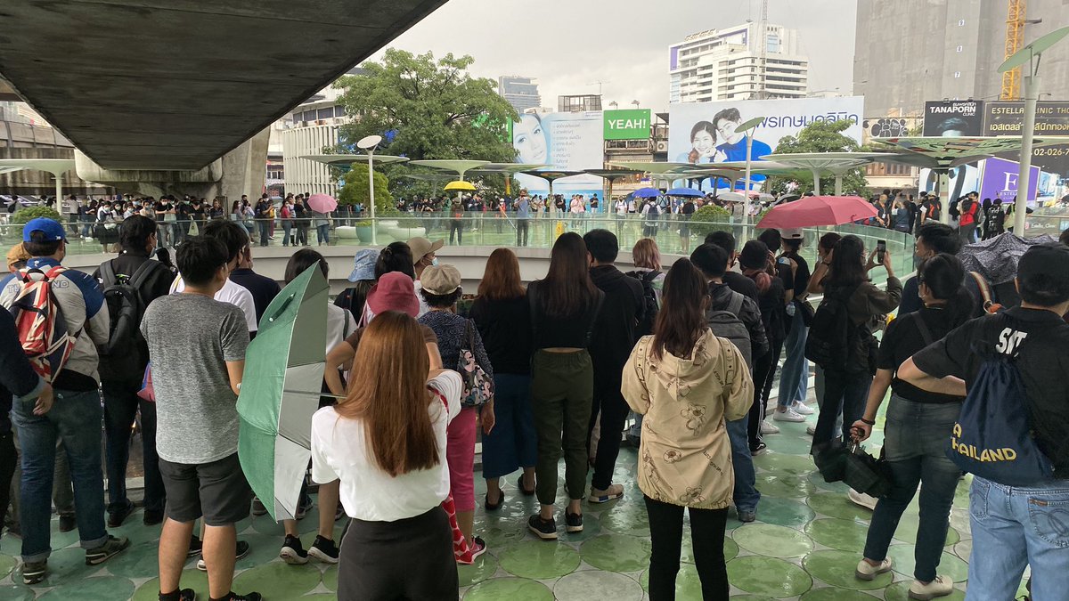 Protestors were spread out on top of the skywalk at the start of the rally as it was raining and they were unsure of the protest has been moved there. Police were already forming a group under it.  #16ตุลาไปแยกปทุมวัน  #ม็อบ16ตุลา