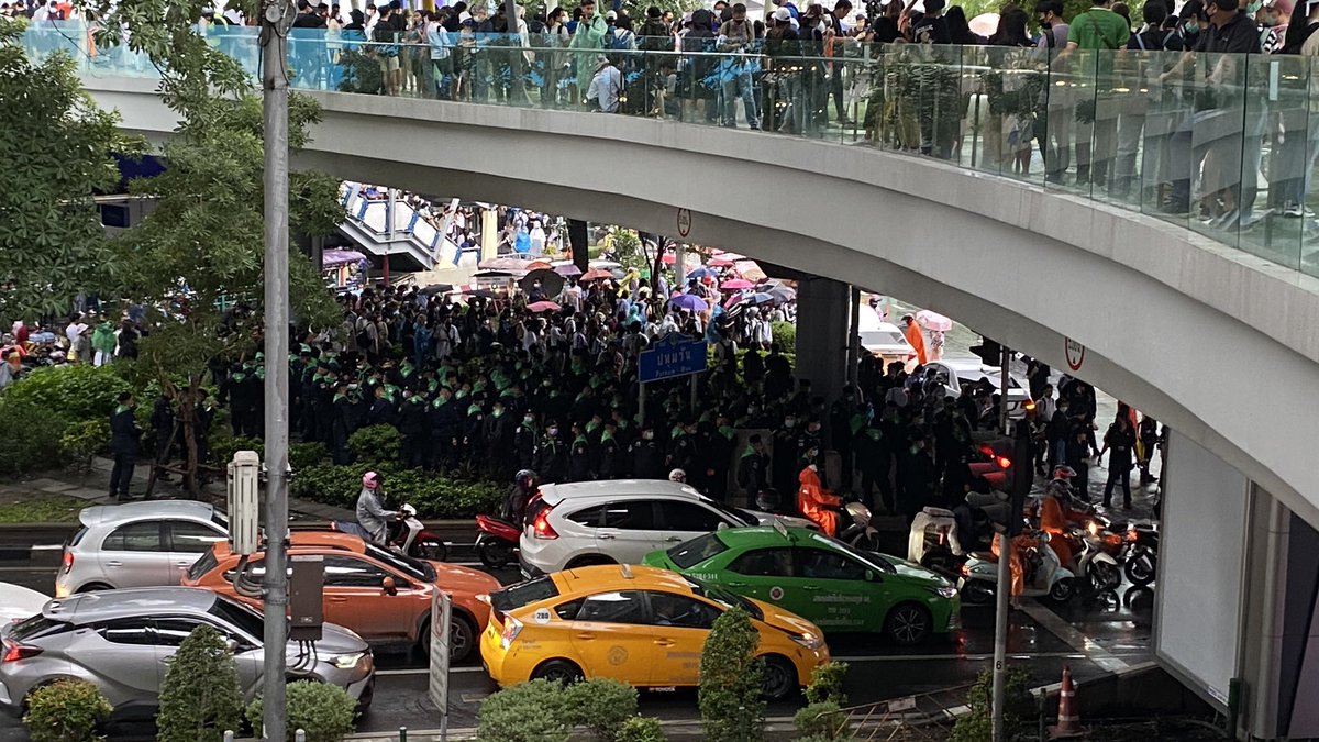 Protestors were spread out on top of the skywalk at the start of the rally as it was raining and they were unsure of the protest has been moved there. Police were already forming a group under it.  #16ตุลาไปแยกปทุมวัน  #ม็อบ16ตุลา