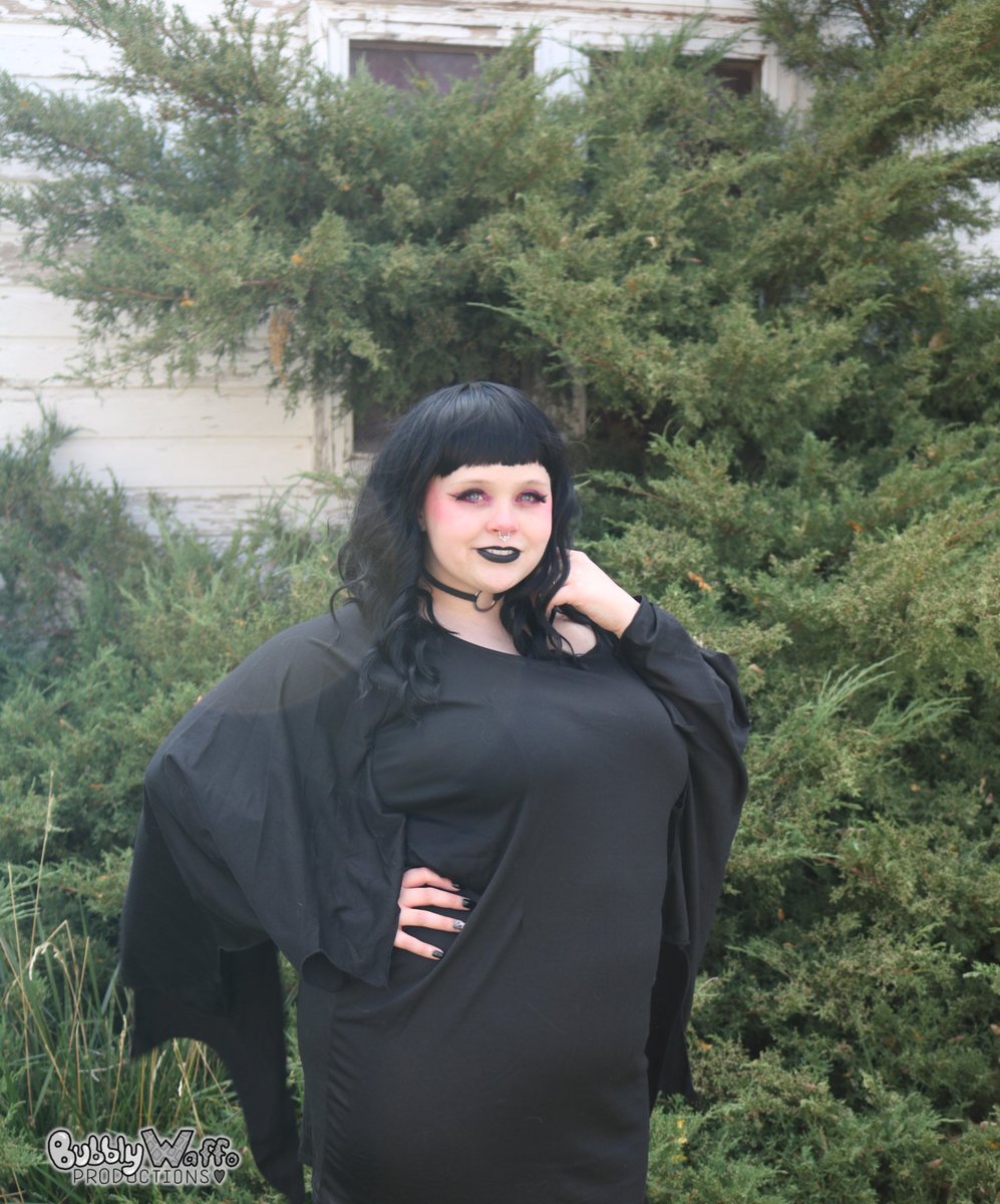 bubblywaffo's tweet photo. normal fall dress? 
surprise. I'm a bat

image description: girl wearing a bat dress with a black wig  
#batlover #Halloween2020 #batdress #alternative
📸: @TridentCosplay1 https://t.co/mQ6tvK6yni