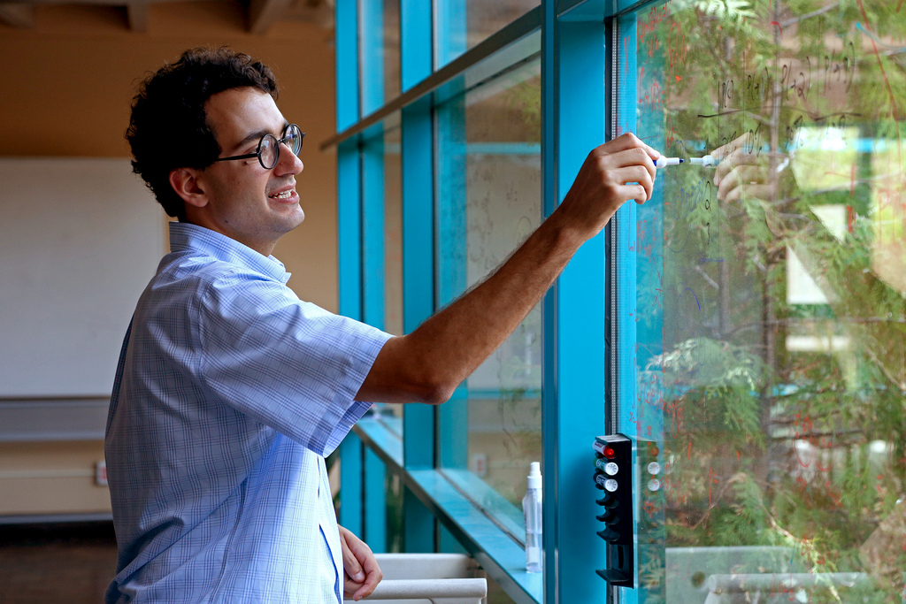 QuantaMagazine's tweet image. Mathematical proofs are “this crazy contact between an imaginary, nonphysical world and biologically evolved creatures. We did not evolve to do this.” — @SimonDeDeo of Carnegie Mellon University. quantamagazine.org/how-close-are-…