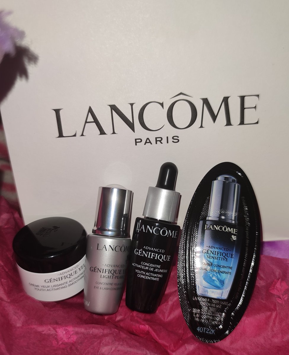 BeatrixRose's tweet photo. Al final mi madre me ha regalado por mi cumple el calendario de adviento de Yves Rocher y el Serum que tanto quería de Lancome, hace menos de dos días que hicimos el pedido y ya está en casa, y con muchísimos regalos. Millones de gracias @PerfumeriasLGN ♥️♥️♥️ https://t.co/tID7apG5PP