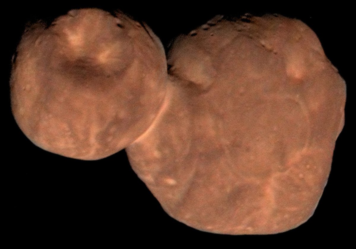 Il y a moins de 2 ans (le 1er janvier 2019), elle a survolé un corps de la Ceinture de Kuiper nommé Arrokoth. C'est l'objet le plus lointain que nous ayons exploré : il était à plus de 43 UA quand New Horizons est passé à côté.