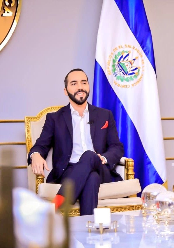 EstanleyFlores's tweet photo. ME AYUDAN A SALUDAR AL MERO MERO. GRACIAS TENEMOS PRESIDENTE https://t.co/tncaLzQ0Lm