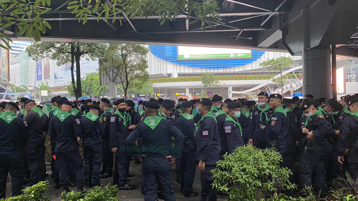 Seeing that the police were below I decided to go down and greet them with the protestors who were already gathering there around them. The police group was stranded there as riot police got blocked by thier own barricadesback at Chalerm Phao.  #16ตุลาไปแยกปทุมวัน  #ม็อบ16ตุลา