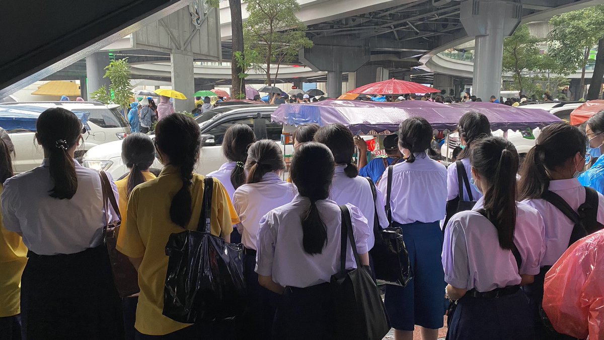 Seeing that the police were below I decided to go down and greet them with the protestors who were already gathering there around them. The police group was stranded there as riot police got blocked by thier own barricadesback at Chalerm Phao.  #16ตุลาไปแยกปทุมวัน  #ม็อบ16ตุลา