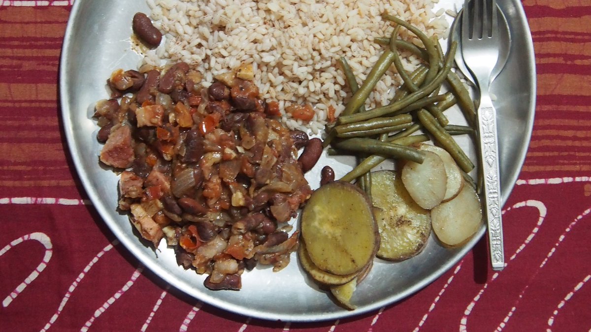 Fry bacon chunks. Remove bacon. In the fat, fry chopped onions, tomatoes. Add rajma you've soaked, drained & cooked earlier. Add back the bacon. Add a little water. Simmer with lid closed.Eat with red rice and steamed veegtables.