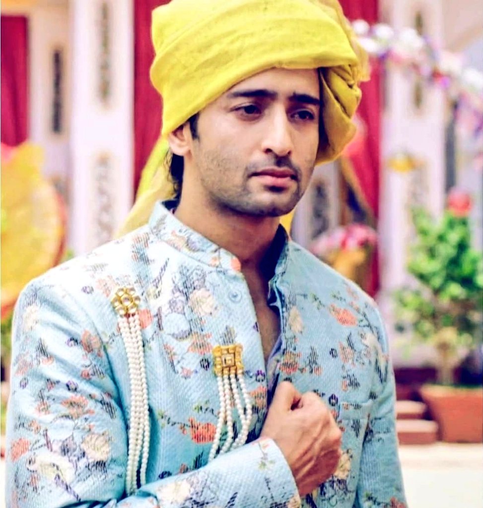 Stylish AbirThe Ketki wedding day lookAbir Rajvansh was giving us d perfect wedding day vibes with that yellow turban and d beautifully ornamented blue sherwani He looked possibly d most stunning n handsome brother in d world #EvergreenShaheerAsAbir