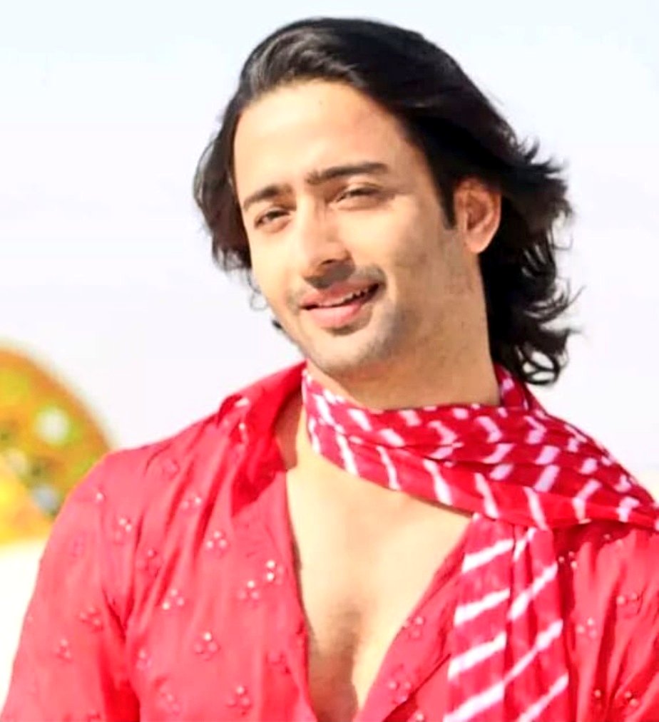 Stylish AbirThe Red riding hood lookAbir looks good in every colour but yes red makes him look special The red scarf with those flowy hairs look amazing The red deep necked kurta adds to Abirs handsomeness and he looks too lovable #EvergreenShaheerAsAbir