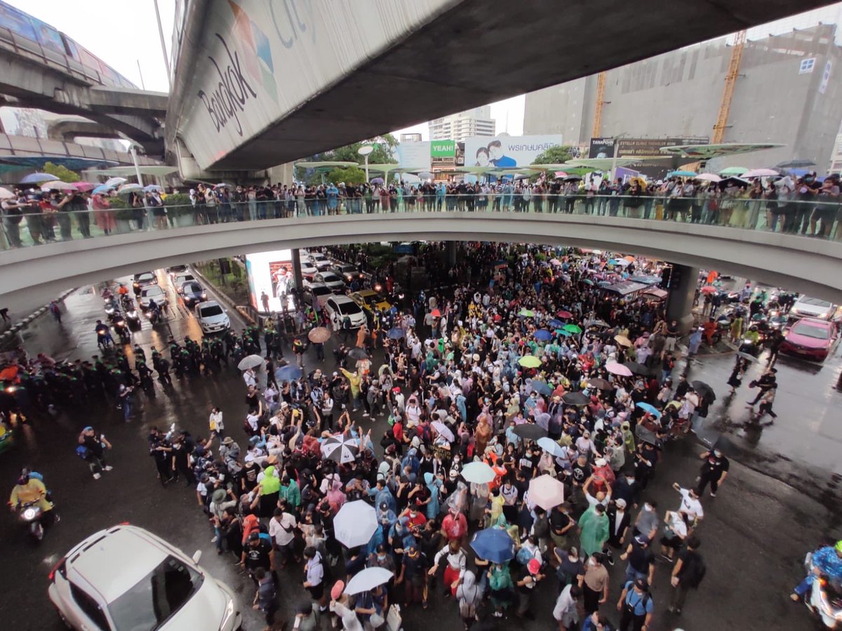 By the time I knew it, hundreds were joining in. Both on top and under the skywalk.  #16ตุลาไปแยกปทุมวัน  #ม็อบ16ตุลา