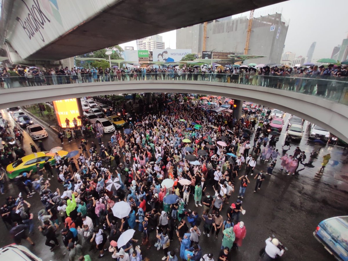 By the time I knew it, hundreds were joining in. Both on top and under the skywalk.  #16ตุลาไปแยกปทุมวัน  #ม็อบ16ตุลา