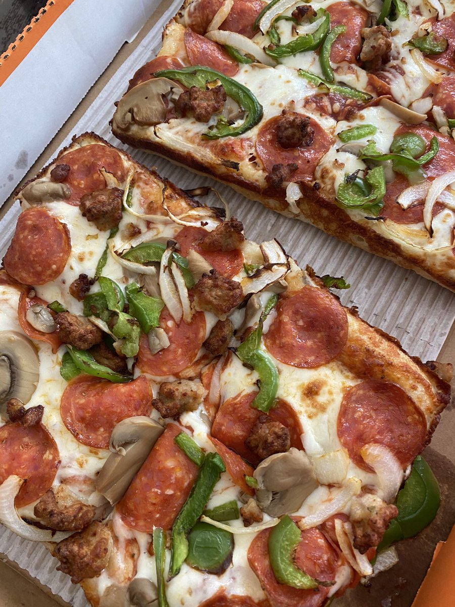 アメリカにいるうちに食べたいもののひとつとしてデトロイトスタイルピザをリクエストされたのでお昼はリトルシザーズ。  デトロイト近郊はドミノ、リトルシーザーズ、Hungry Howie、ジェッツピッツァと全国的なピザチェーン発祥の地。