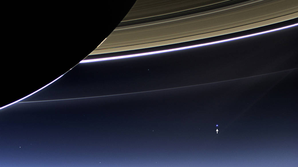 Depuis que nous avons envoyé Cassini s'auto-détruire dans l'atmosphère de Saturne le 15 septembre 2017, nous n'avons plus non plus d'envoyée spéciale autour de la planète aux anneaux. Mais le 19 juillet 2013, elle a pris cette photo (oui, la flèche indique la Terre...)