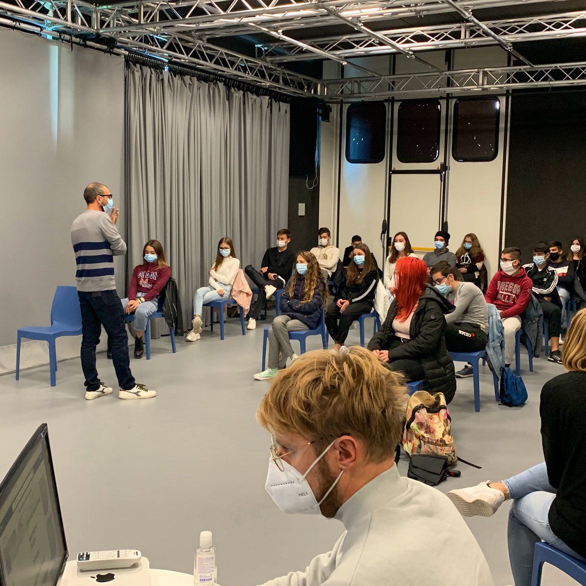 davidebanzato's tweet photo. Dopo le esperienze sui #set ripartono incontri settimanali del #progetto #CiaksiGira con i #giovani di #Frosinone #CittadellaCielo @ConiBambini @NuoviOrizzonti #FondazioneAngeloAffinita #LAFAKE #MeProduction @Moige_genitori #AliBlu #educazione #education #formazione #cinema #tv https://t.co/xnSihdLcOL