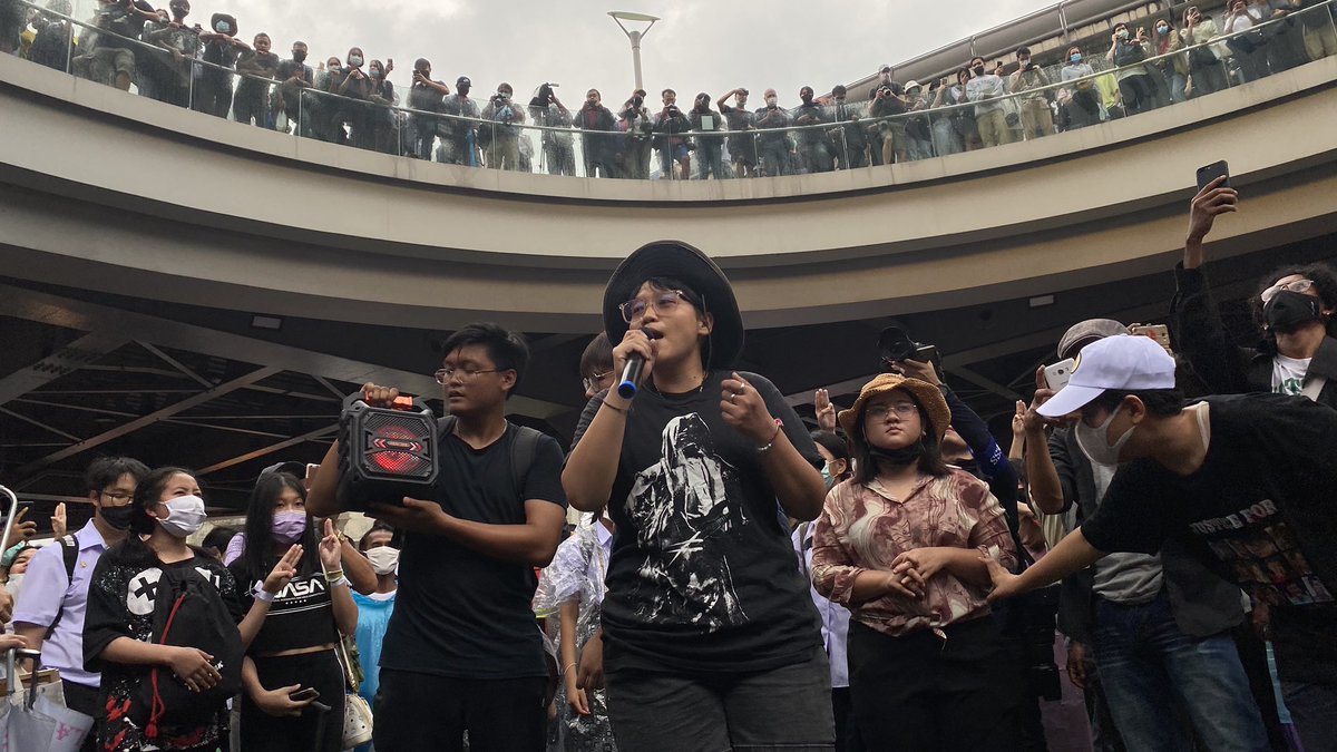As soon as the intersection was occupied, protest leaders started to make speeches with 1 speaker, asking people to come down and join them.  #16ตุลาไปแยกปทุมวัน  #ม็อบ16ตุลา