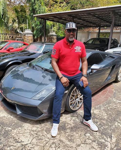 I can't wrap my head around the fact that Dino Melaye, a senator earning 28m+ per month, owning cars and houses like this, while commissioning a bridge like that and still coming on this app to act like he's with us in this fight.Lol. No dey disguise #EndSARS  