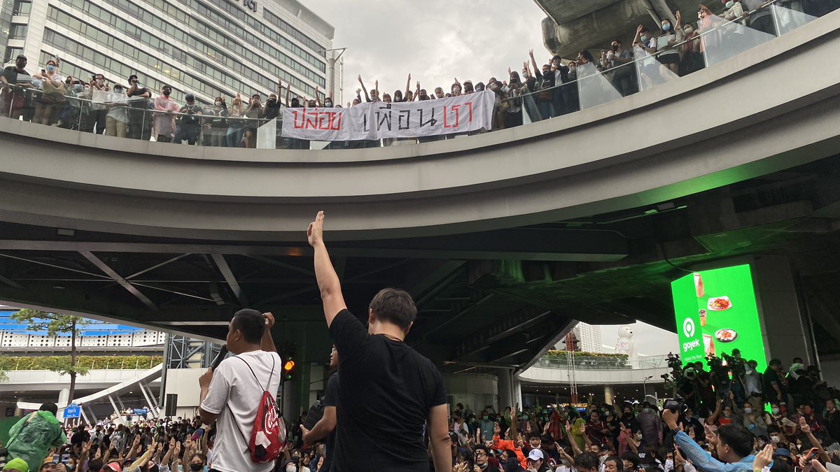 Protestors above and under the skywalk were greeting each other with the three-finger salute for democracy while asking the tyrant to let go of their friends.  #16ตุลาไปแยกปทุมวัน  #ม็อบ16ตุลา