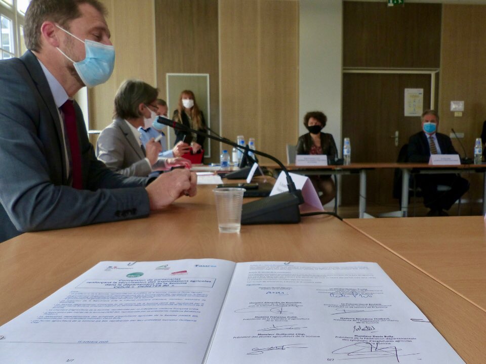Hier matin signature de la convention DEMETER80 entre la <a href="/Prefet80/">Préfet de la Somme</a>, @Gendarmerie_80, <a href="/Chambagri80_div/">🌾 Div Chambre d'Agriculture 80</a>, <a href="/FDSEA80/">FDSEA Somme</a>, <a href="/ja_somme/">JA Somme</a>, l’AMF80 
&amp; <a href="/MSA_Picardie/">MSA Picardie</a> pour renforcer la sécurisation des exploitations agricoles dans la Somme. Ce nouveau dispositif intègre la plateforme alerteagri80