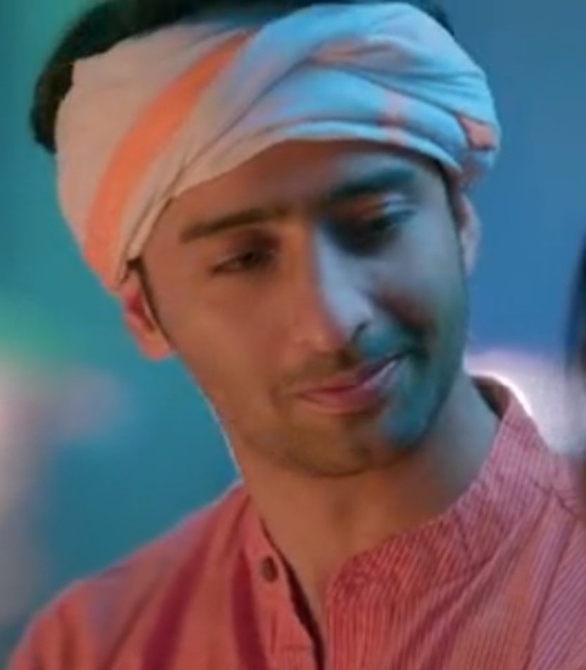 Stylish AbirThe Chaiwala lookAbir turned to a Chaiwala that day sporting a pink kurta n a white turban As Shaheer loved this new look of his He was looking d hottest Chaiwala ever hotter than d tea itself with Abirs fav colour pink #EvergreenShaheerAsAbir