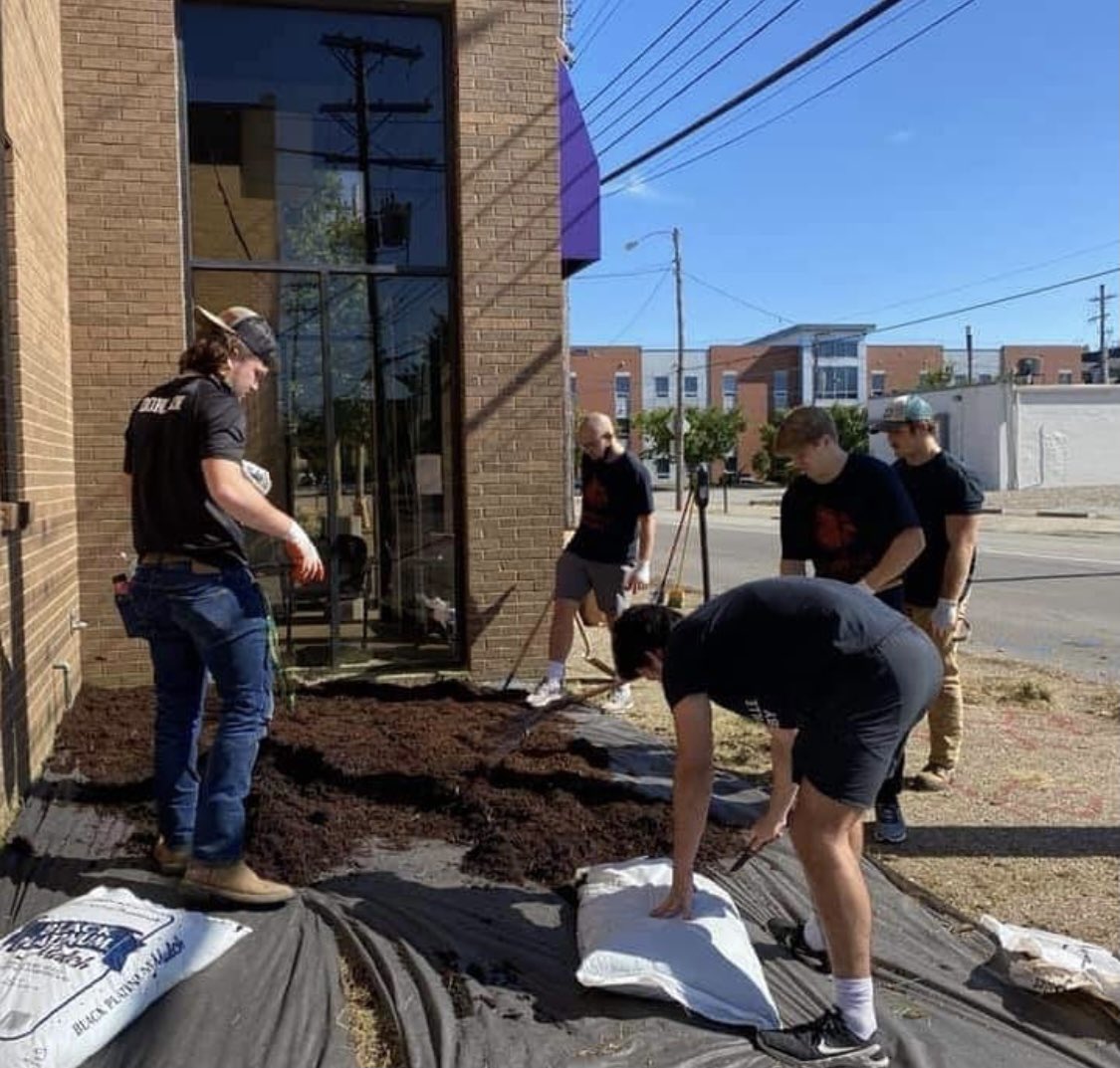 Thank you <a href="/uoflrugby/">UofL Rugby</a> for showing up and giving back for #MUWDayofAction at <a href="/ElderServeInc/">ElderServe Inc</a> ❤️ #GoCards