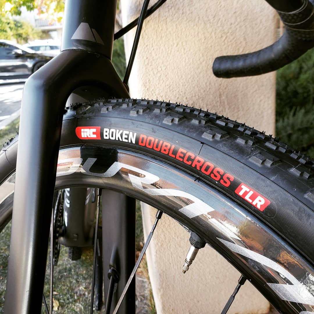 peterstetina's tweet image. Secret's out!
Introducing the NEW @IRCtireUSA Boken Doublecross #gravel tire.
Been testing them for a few months and I'm happy to report they rip the hardpack like a semi-slick but link up in chunky stuff like a MTB tire.
They come in 700x38 and 700x42.
#bikeshoes #alltheterrains