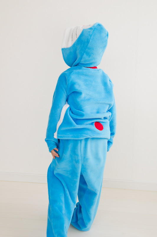 さつき 裁縫とか育児漫画 もうすぐハロウィン なので バースデーで買った 西松屋で見たのと同じ ドラえもんの 着ぐるみパジャマ 1ｻｲｽﾞ レビュー 息子 4歳 身長104 厚手ふわふわ クオリティ高い ポケットの口の真ん中にマジックテープ1か所つけ