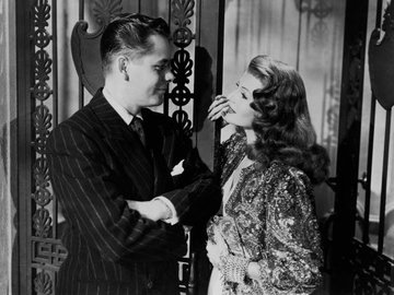 No obstante, su fama como mito no empezó a gestarse hasta su actuación en “Gilda” (1946), de Charles Vidor, donde recibía una famosa bofetada de Johnny Farrell (Glenn Ford). Rita Hayworth encarnaba el personaje del título, Gilda, la mujer del propietario de un casino que