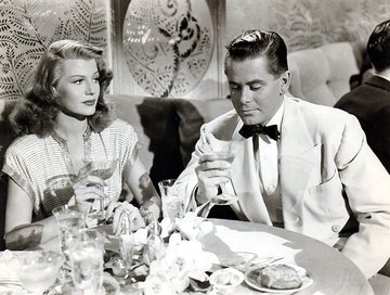 No obstante, su fama como mito no empezó a gestarse hasta su actuación en “Gilda” (1946), de Charles Vidor, donde recibía una famosa bofetada de Johnny Farrell (Glenn Ford). Rita Hayworth encarnaba el personaje del título, Gilda, la mujer del propietario de un casino que