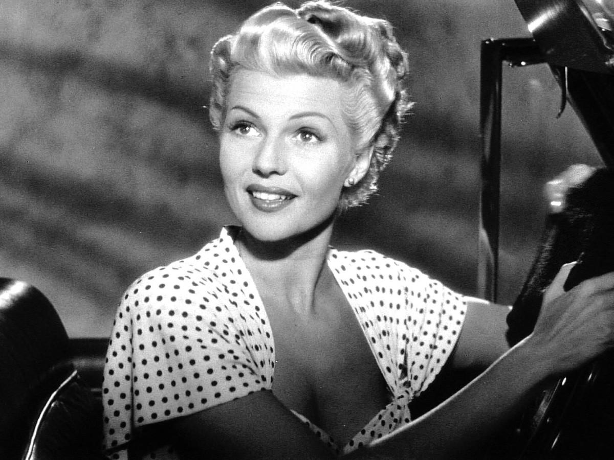 Rita Hayworth repitió pareja de reparto en “Affair in Trinidad” (1952), otro filme policíaco en el que se consolidó como una buena actriz dramática.Mención especial merece “The Lady from Shanghai” (1948), obra maestra de Orson Welles, con quien estaba casada por aquel entonces.