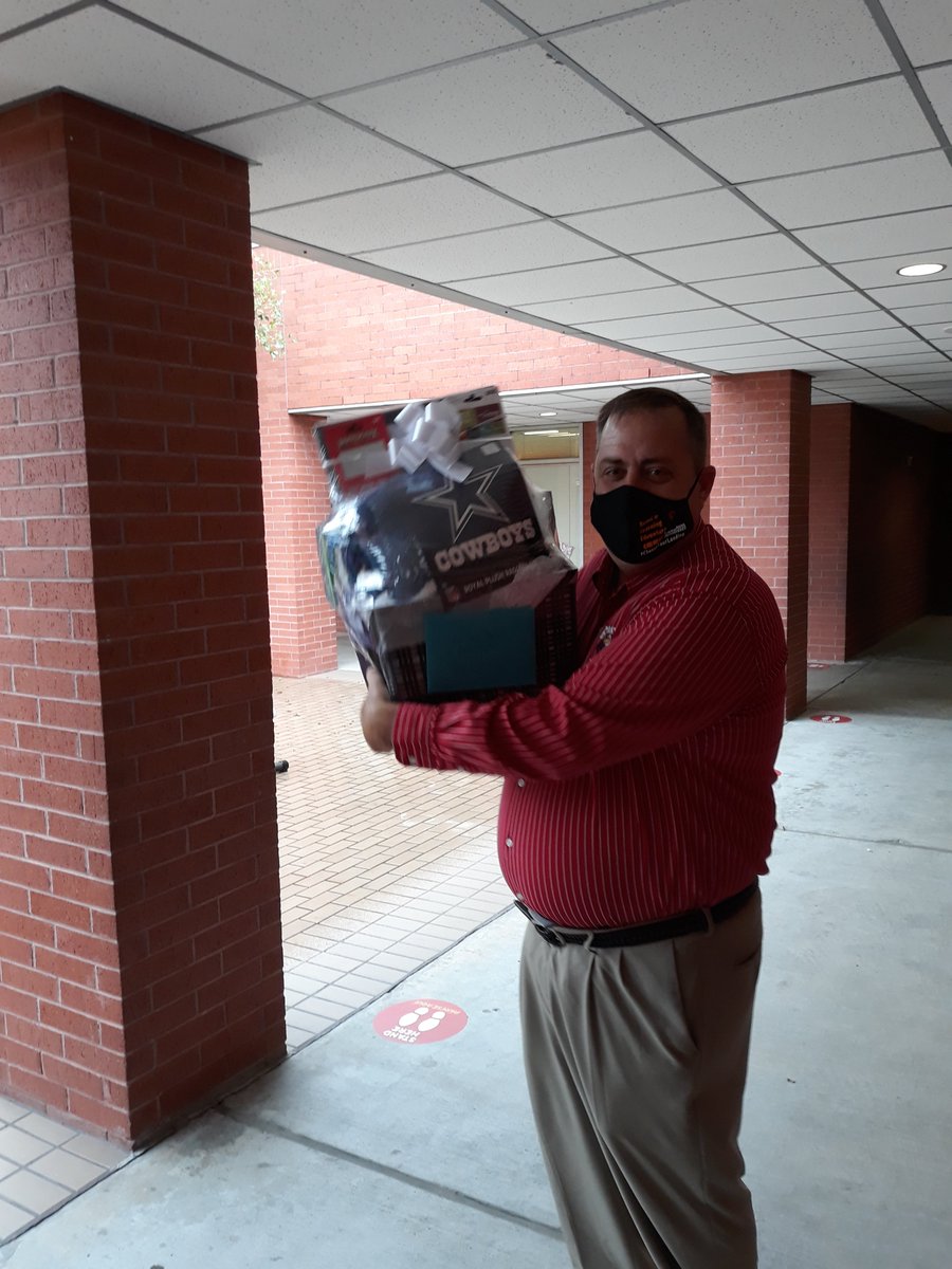 LeaLinthicum's tweet image. When suprising your Principal goes right! #amazingleader #strongleader #4thgradeteam #GoEagles #AldineAnywhere #PrincipalStrong @SADubberke @roopasan @DjedwardsMs @mzacariaz1 @GrayES_AISD