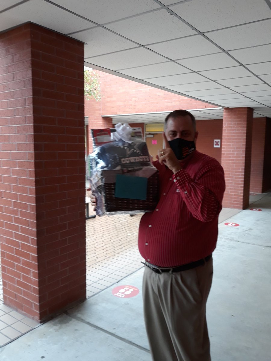 LeaLinthicum's tweet image. When suprising your Principal goes right! #amazingleader #strongleader #4thgradeteam #GoEagles #AldineAnywhere #PrincipalStrong @SADubberke @roopasan @DjedwardsMs @mzacariaz1 @GrayES_AISD