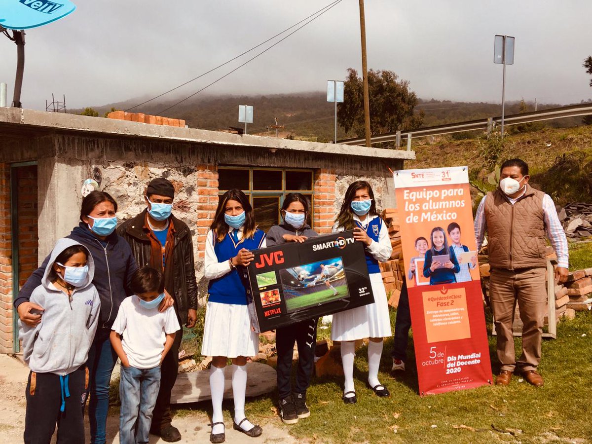 SNTE31Tlaxcala's tweet photo. Continúa Sección 31 el #SNTE que encabeza el Prof. Demetrio Rivas Corona, Secretario General; entrega de Televisiones 📺 y celulares 📲 a alumnos de escasos recursos en Tlaxcala, con el propósito de evitar la deserción escolar. #Orgullo31
#QuedateEnCasa
#QuedateEnClase ✅ https://t.co/gQekNqxjdV
