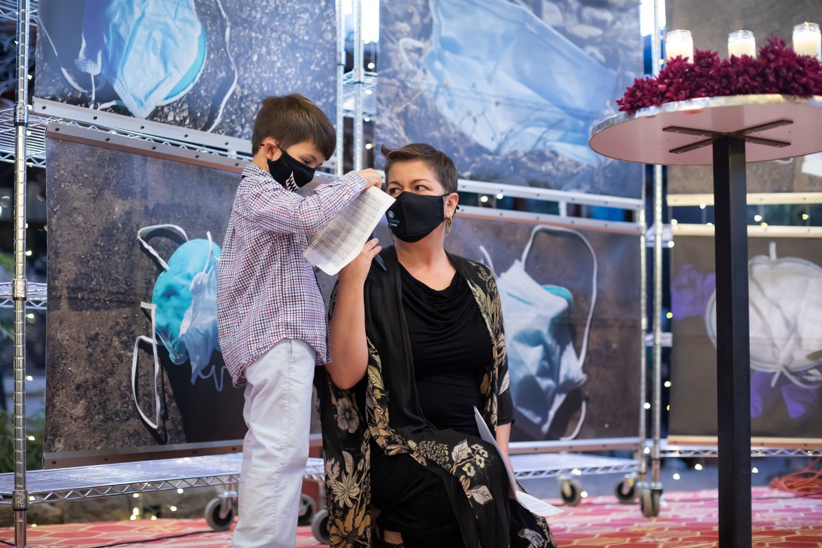 hcwhosted's tweet photo. Jad, 6, son of a home caregiver who survived #COVID, reads names of the dead @ the Memorial for US #Healthcare Workers Lost to #COVID19. Remember the dead. Fight for the living.
#endcovideverywhere #nurselife #healthcarevoter #mournoutloud Photo: Dominic Bonuccelli https://t.co/uRMXsgNUMl