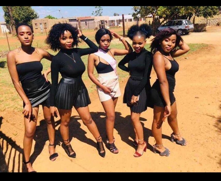 _uncomon_n's tweet image. #vuligatechallenge 

SA Girls    VS     NAM Girls 

namibian girls just leave mahn..