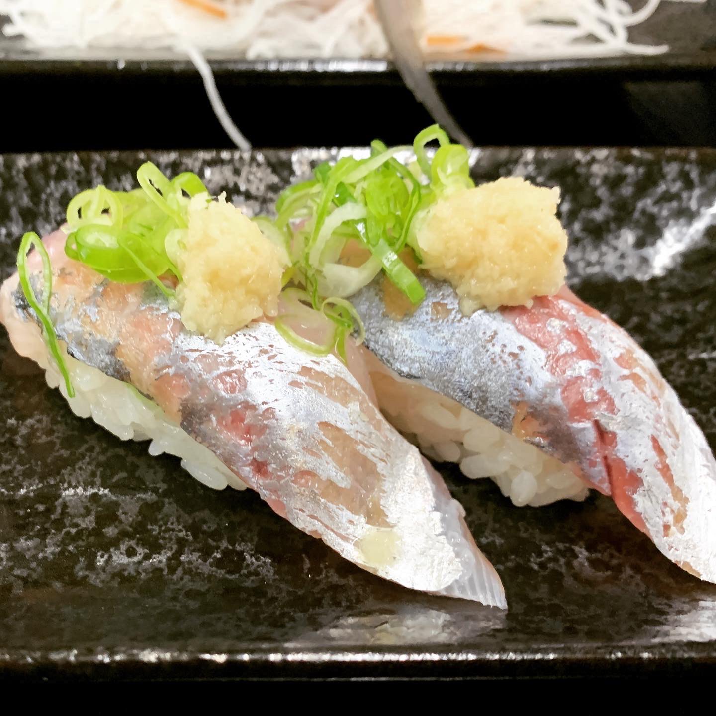 留萌 蛇の目寿司 人気の鯵は再入荷しました こちらは鯵の握りとたたきになります 新鮮な鯵を生姜とねぎであっさりとお召し上がり下さい 鯵の握り 鯵のたたき 北海道 留萌 寿司店 本日のおすすめ T Co Z6mvgtdakg Twitter
