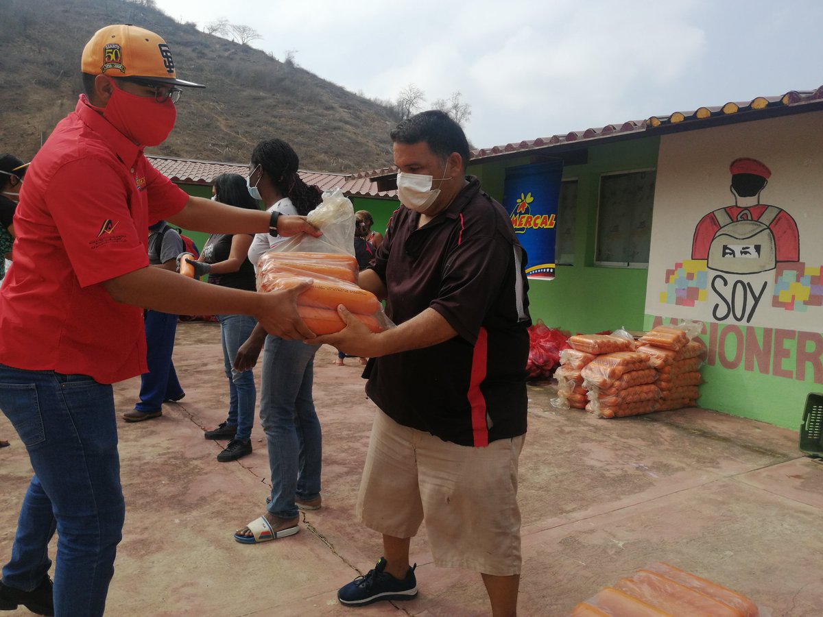 AmorPorAnzoateg's tweet photo. #16Oct 🗣️ Estamos orgullosos de nuestro #HéroesDeLaAlimentaciónEnVenezuela que con gran esfuerzo demuestran solidaridad para abastecer a las familias en medio de la pandemia @GBJoseFMedinaE
@psuvaristobulo
#DiaMundialDeLaAlimentación https://t.co/FRm8A2XboV