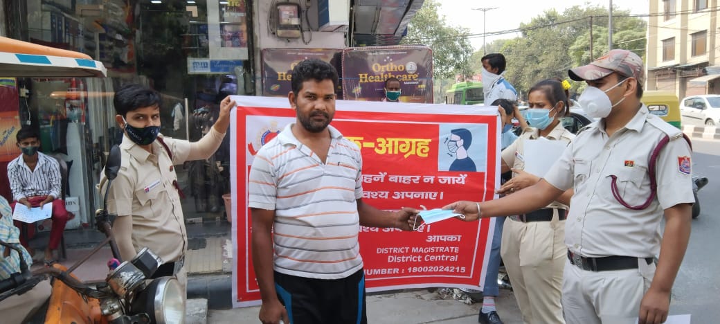 DMCentralDelhi's tweet photo. #Mask_Agrah at different #locations in #Central_District by #Team_DDMA
#COVID__19
#unlock5guidelines
#delhidefetingcorona
@Dilkhush_ias
@brgausingha
@HarishM07710561
@SarhanAhmed15
@msisodia
@MoHFW_INDIA
@MIB_India
@TOIIndiaNews
@htTweets https://t.co/nhf9SGSWB1